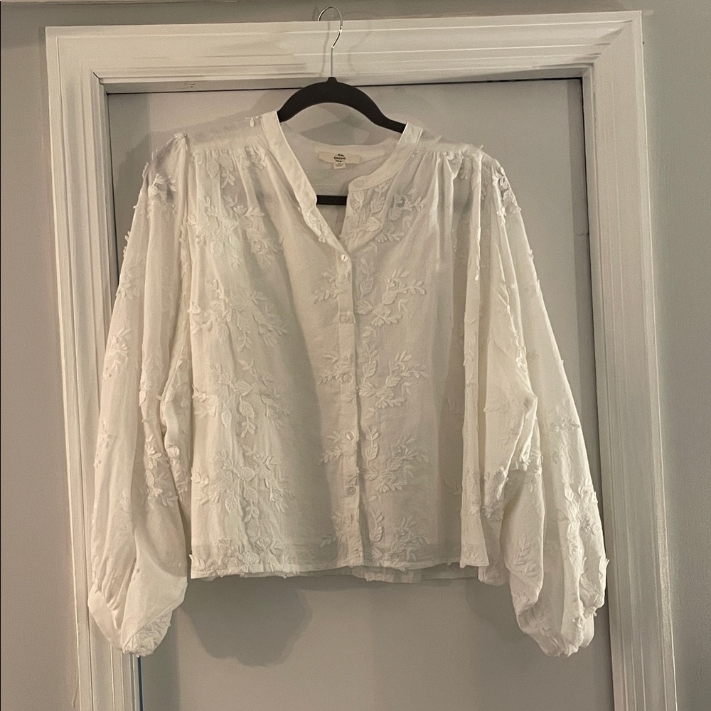 Entro White Floral Embroidered Blouse
